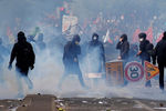 Столкновения участников первомайской демонстрации с полицией в Париже, Франция, 1 мая 2018 года