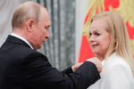 Президент России Владимир Путин и певица Лариса Долина, награжденная орденом Дружбы, на церемонии вручения государственных наград РФ в Кремле, 23 мая 2019 года 