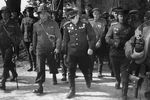 Командующий 69-й дивизией генерал-майор Эмиль Ф. Рейнхардт и советский генерал в городе Торгау на реке Эльбе, апрель 1945 года
