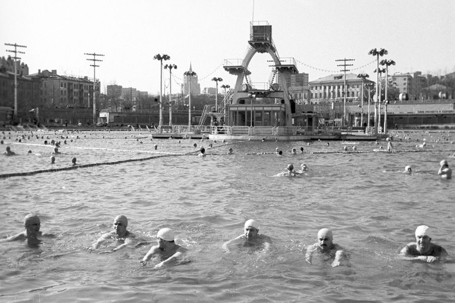 Бассейн «Москва», существовавший с&nbsp;1960 по&nbsp;1994 гг. в&nbsp;центре Москвы на&nbsp;месте Храма Христа Спасителя, 1974&nbsp;год
