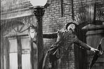 Джин Келли в&nbsp;музыкальном фильме «Поющие под&nbsp;дождем» (1952)