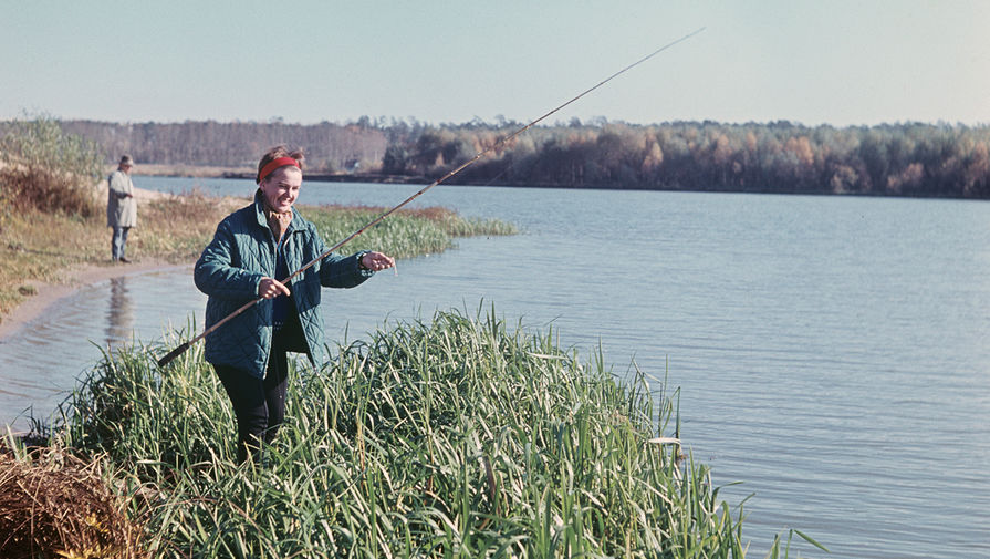 Людмила Лядова на&nbsp;рыбалке, 1967&nbsp;год