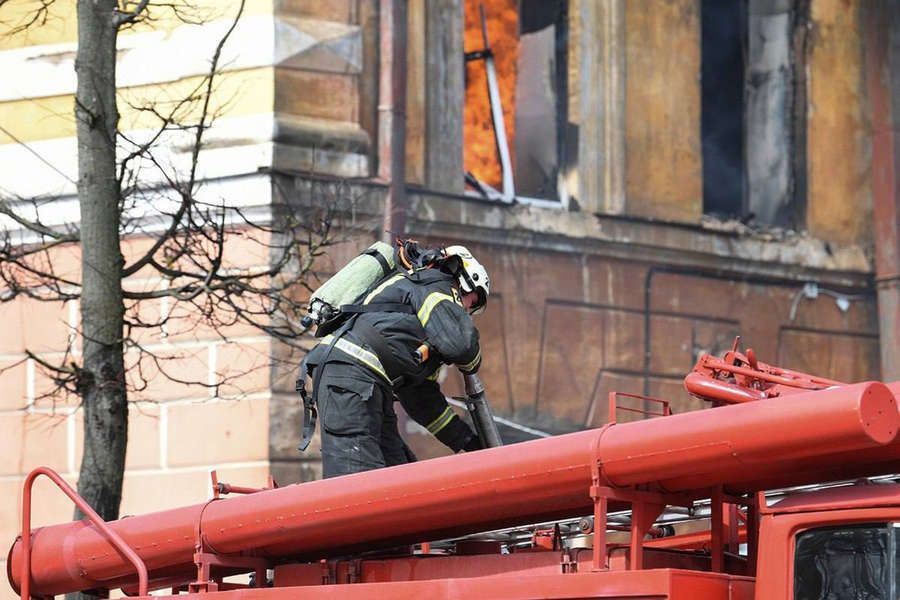 Сотрудник пожарной службы тушит пожар в&nbsp;здании Центрального научно-исследовательского института войск Воздушно-космической обороны в&nbsp;Твери, 21&nbsp;апреля 2022&nbsp;года