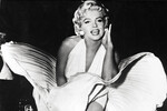<b>Мэрилин Монро (1926—1962)</b><br><br>
Эталон сексуальной блондинки, главная звезда Голливуда 50-х, символ американской поп-культуры. И в то же время — женщина с тяжелым детством и несчастливой личной жизнью, которой постоянно приходилось бороться за серьезное отношение к себе. Кто-то считал ее бездарностью, выигрывающей лишь за счет сексуальности и харизмы. Кто-то был убежден, что она прекрасная комедийная актриса. В любом случае, Мэрилин Монро (настоящее имя — Норма Джин Мортенсен) вошла в историю как самая известная и желанная блондинка в мире, а ее образ известен абсолютно всем.