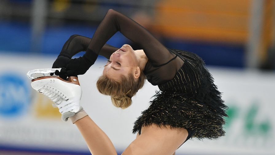 Елена Радионова (Россия) во время выступления короткой программе одиночного катания среди женщин