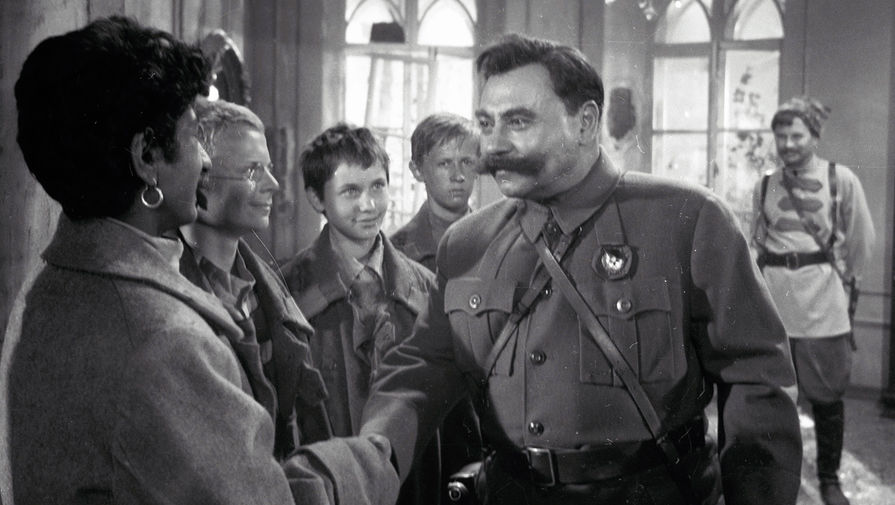 Лев Сведлин (справа) в&nbsp;роли Буденного, Василий Васильев (слева) в&nbsp;роли Яшки-цыгана, Михаил Метелкин (второй слева) в&nbsp;роли Валерки, Валентина Курдюкова (третья слева) в&nbsp;роли Ксанки и Виктор Косых (четвертый слева) в&nbsp;роли Даньки в&nbsp;фильме &laquo;Неуловимые мстители&raquo;