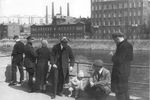Илья Ильф и Евгений Петров на прогулке с Петей — сыном Петрова, 1932 год. Фото А. Козачинского<br><br>
Фотография из книги Ильфа и Петрова «Даешь Москву!» издательства «Эксмо»