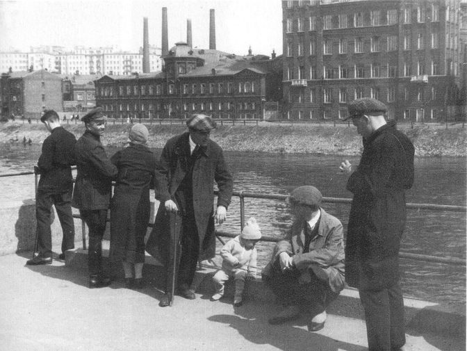 Илья Ильф и Евгений Петров на прогулке с Петей — сыном Петрова, 1932 год. Фото А. Козачинского<br><br>
Фотография из книги Ильфа и Петрова «Даешь Москву!» издательства «Эксмо»