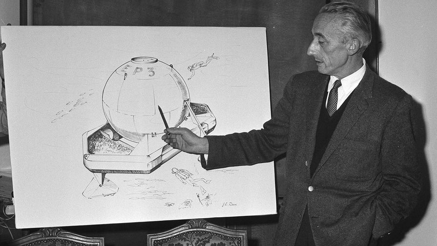 Жак-Ив Кусто демонстрирует чертеж батискафа, 1964 год