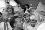 Итальянский писатель Джанни Родари с советскими пионерами во время визита в СССР, 1967 год