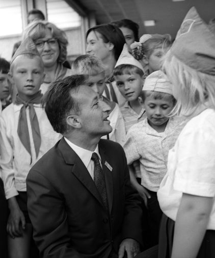 Итальянский писатель Джанни Родари с советскими пионерами во время визита в СССР, 1967 год
