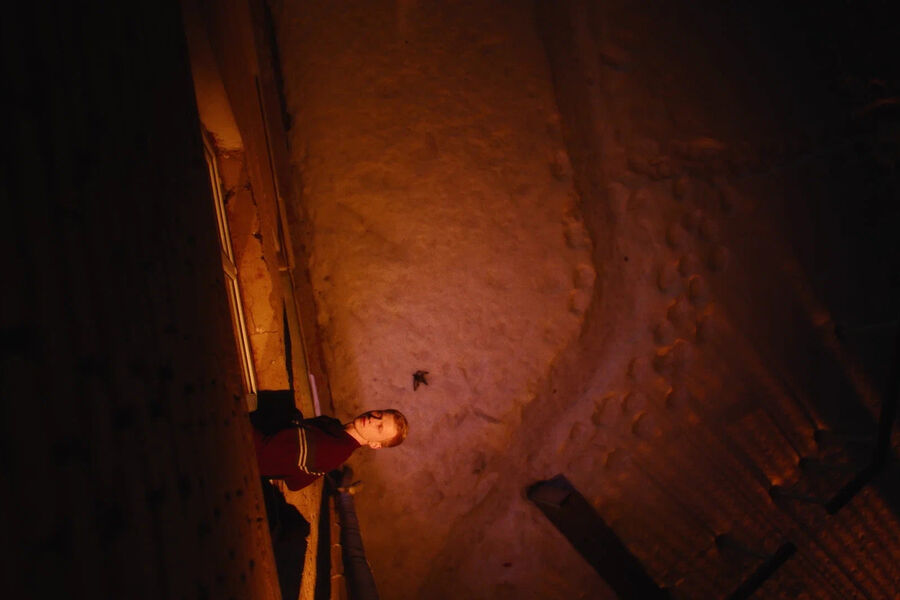 <b>«Мальчик-птица», реж. Савелий Осадчий</b>
<br><br>
<b>Где и когда смотреть:</b> неизвестно
<br><br>
У&nbsp;Вани (Денис Хохрин) тело 18-летнего юноши, но глотка 10-летнего мальчика: голос так и не сломался, тембр похож на&nbsp;женский. Из-за этого на&nbsp;людях Ваня обычно молчит — и в&nbsp;целом не производит особенно грозного впечатления. Последнее не устраивает Ваниного отца (Максим Щеголев), который забирает сына из&nbsp;детдома — и решает сделать из&nbsp;него настоящего мужчину (а заодно обналичить все положенные выплаты). Ваню же главным образом интересует симпатичная соседка (Елизавета Струнина), держащая свободолюбивого попугая и поющая в&nbsp;церковном хоре.
