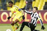 Самуэль Это'О пытается уйти от соперника