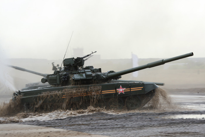 Танк Т-90 с новой эмблемой Российской армии