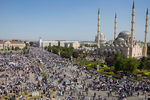 Во время массового митинга на площади Ахмата Кадырова в Грозном в поддержку мусульман Мьянмы