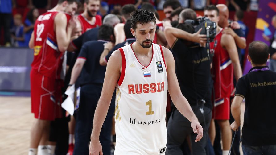 Российский баскетбол Алексей Швед, на заднем плане игроки сборной Сербии отмечают выход в финал чемпионата Европы