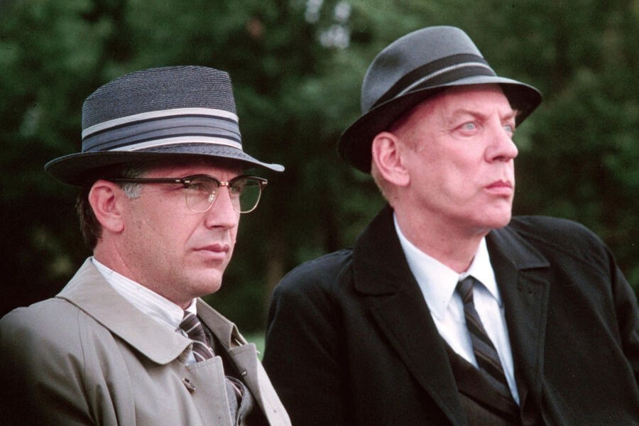 <b>&laquo;Джон Ф. Кеннеди: Выстрелы в&nbsp;Далласе&raquo; (1991)</b>
<br><br>
Знаковая работа Оливера Стоуна с&nbsp;поразительным кастом: Кевин Костнер, Гари Олдман, Томми Ли Джонс, Кевин Бейкон, Джек Леммон, Майкл Рукер и, собственно, Сазерленд. В&nbsp;ней Стоун (в свойственной себе манере) пытается дать окончательный ответ на&nbsp;вопрос, кто все-таки убил 35-го президента США. Лента получила восемь номинаций на&nbsp;&laquo;Оскар&raquo; и стала одним из&nbsp;самых кассовых проектов своего года.