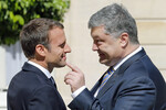 Президент Франции Эммануэль Макрон (слева) и президент Украины Петр Порошенко перед встречей в Елисейском дворце в Париже, 26 июня 2017 года 