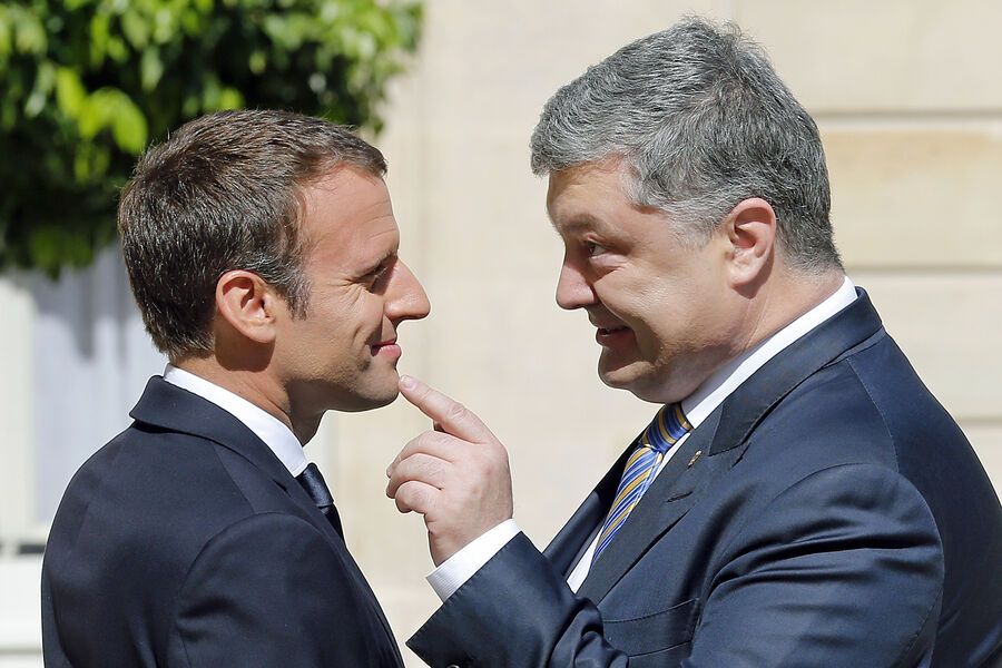 Президент Франции Эммануэль Макрон (слева) и президент Украины Петр Порошенко перед&nbsp;встречей в&nbsp;Елисейском дворце в&nbsp;Париже, 26&nbsp;июня 2017&nbsp;года 