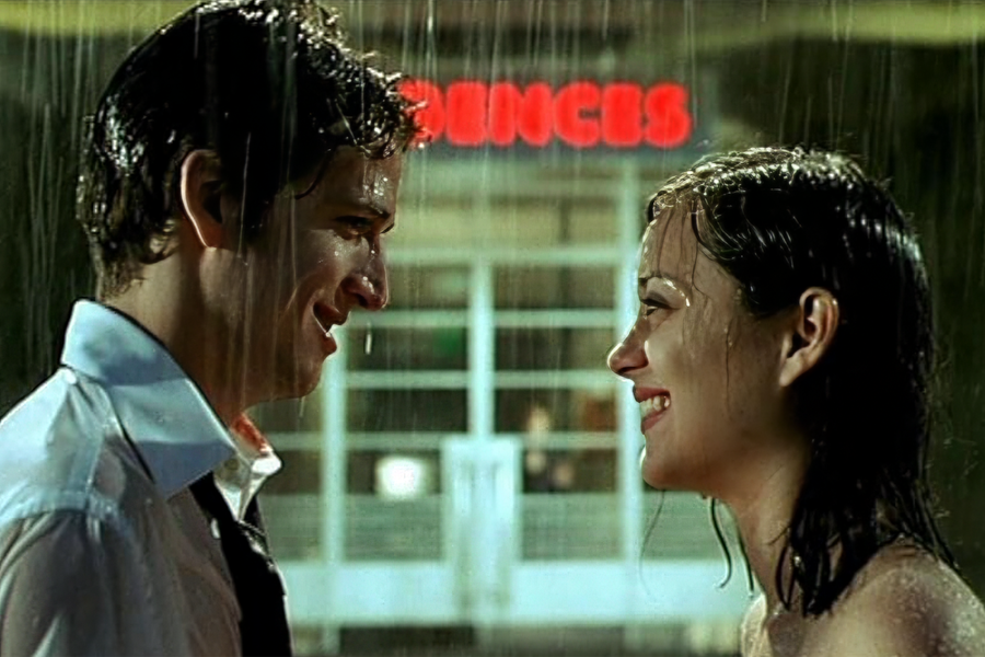 <b>«Влюбись в&nbsp;меня, если осмелишься» (2003)</b>
<br><br>
Оригинальное название французской картины &mdash; «Jeux d'enfants», «Детские игры». Она рассказывает историю молодых людей, Жюльена Жанвье (Гийом Кане) и Софи Ковальски (Марион Котийяр), которые с&nbsp;восьми лет играют в&nbsp;странную игру: они берут друг друга на&nbsp;слабо, давая сложные, а иногда и жестокие задания. Играют &mdash; и слишком увлекаются, не сумев вовремя стать искренними друг с&nbsp;другом и распознать свои чувства. Финала у&nbsp;фильма два: печальный и милый. Конечно, хочется выбрать второй.<br><br>
Через&nbsp;несколько лет после выхода фильма между&nbsp;Гийомом Кане и Марион Котийяр, давними друзьями, завязался роман.
