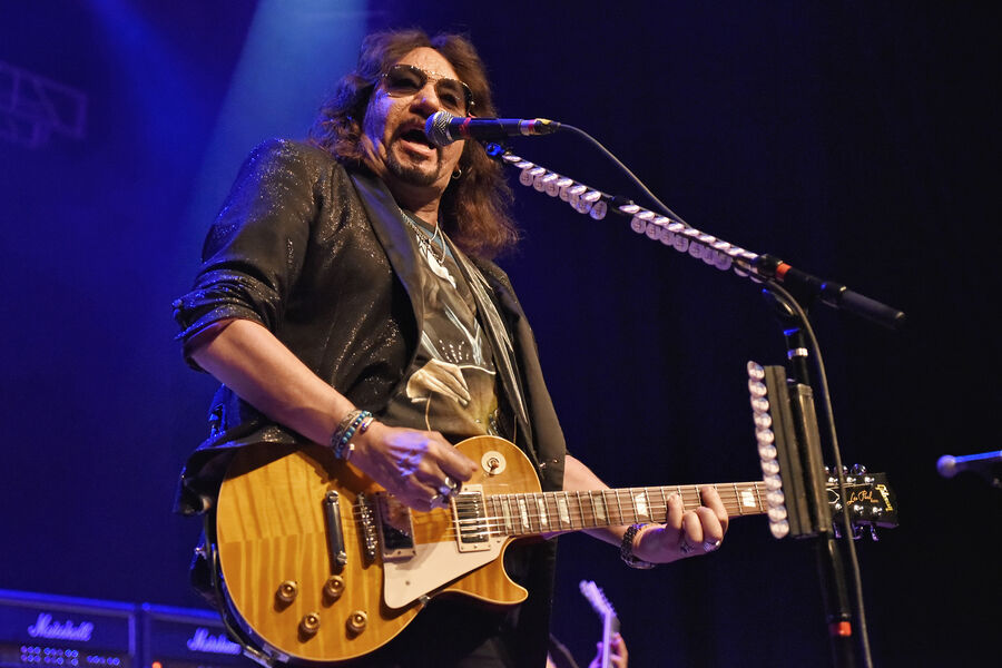 Музыкант Эйс Фрейли во время выступления в&nbsp;театре «Аркада» в&nbsp;Сент-Чарльзе, штат Иллинойс, 1&nbsp;августа 2019&nbsp;года