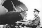 Командующий войсками 2-го Белорусского фронта Маршал Советского Союза
К.К. Рокоссовский рассматривает трофеи. Германия, 1945 г.