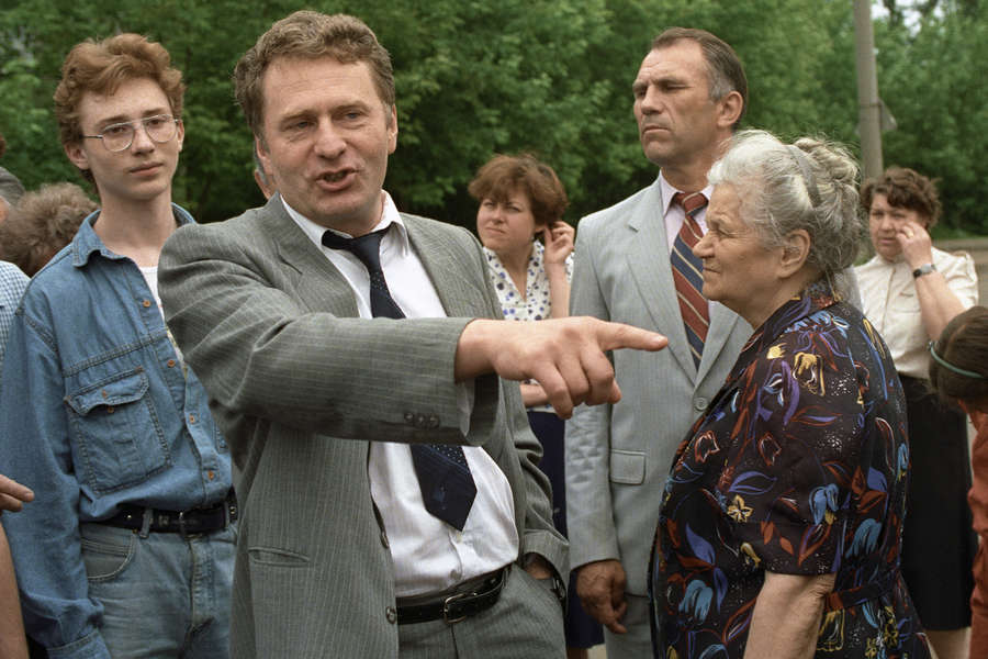 Владимир Жириновский беседует с&nbsp;избирателями, 1991&nbsp;год 