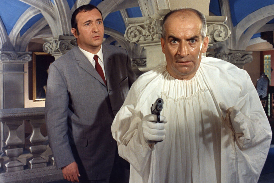 «Фантомас», Андре Юнебель (1964)
<br><br>
Фильм является первой частью трилогии о&nbsp;приключениях преступника Фантомаса (Жан Маре) и его противников &mdash; комиссара Жюва (Луи де Фюнес) и журналиста Фандора (его также сыграл Жан Маре).
<br><br>
На&nbsp;первых постерах фильма крупнее всех изображен Жан Маре в&nbsp;роли Фантомаса &mdash; но персонаж Луи де Фюнеса так понравился зрителям, что на&nbsp;постере второй части они с&nbsp;Маре изображены одного размера. А на&nbsp;постере третьего фильма крупнее всех сделали де Фюнеса.
