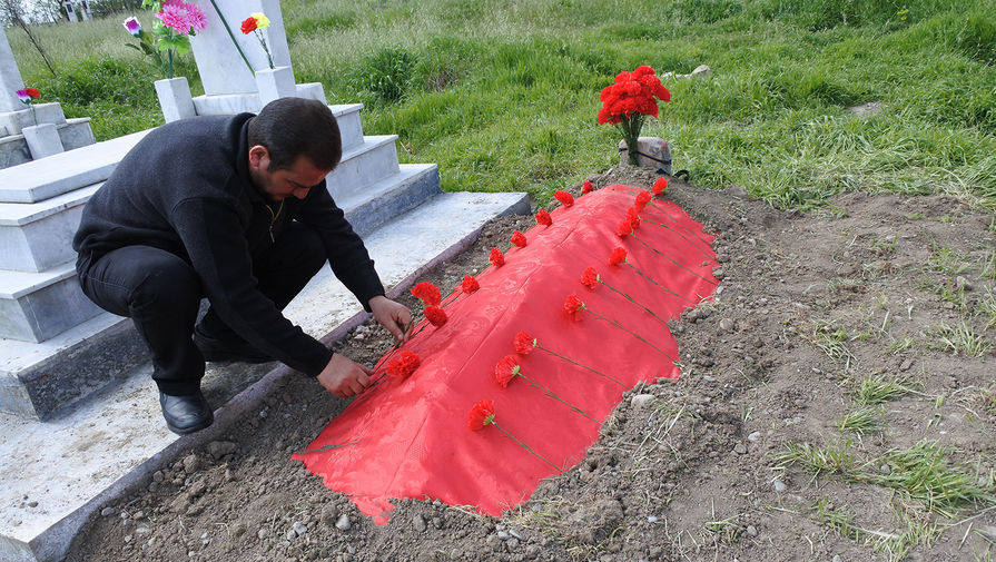 Дядя на&nbsp;могиле своего племянника Орхана Валери