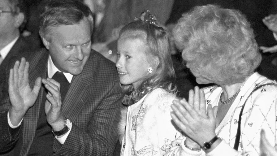 Анатолий Собчак с&nbsp;дочерью Ксенией и женой Людмилой Нарусовой в&nbsp;Эрмитажном театре Санкт-Петербурга, 1993 год