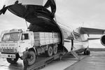 Москва. 21 июня 1994 г. Во время погрузки автомобиля «Камаз с гуманитарной помощью в самолет «Руслан» для отправки в Танзанию