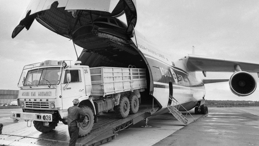 Москва. 21 июня 1994 г. Во время погрузки автомобиля «Камаз с гуманитарной помощью в самолет «Руслан» для отправки в Танзанию