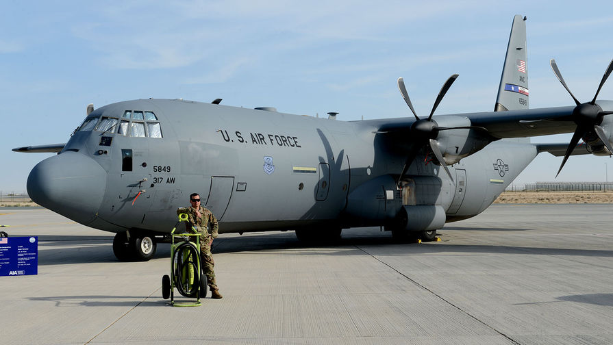 Lockheed Martin C-130J Super Hercules - это четырехмоторный турбовинтовой военно-транспортный самолет