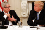 Глава Apple Тим Кук и президент Дональд Трамп в&nbsp;Белом доме, 2017 год