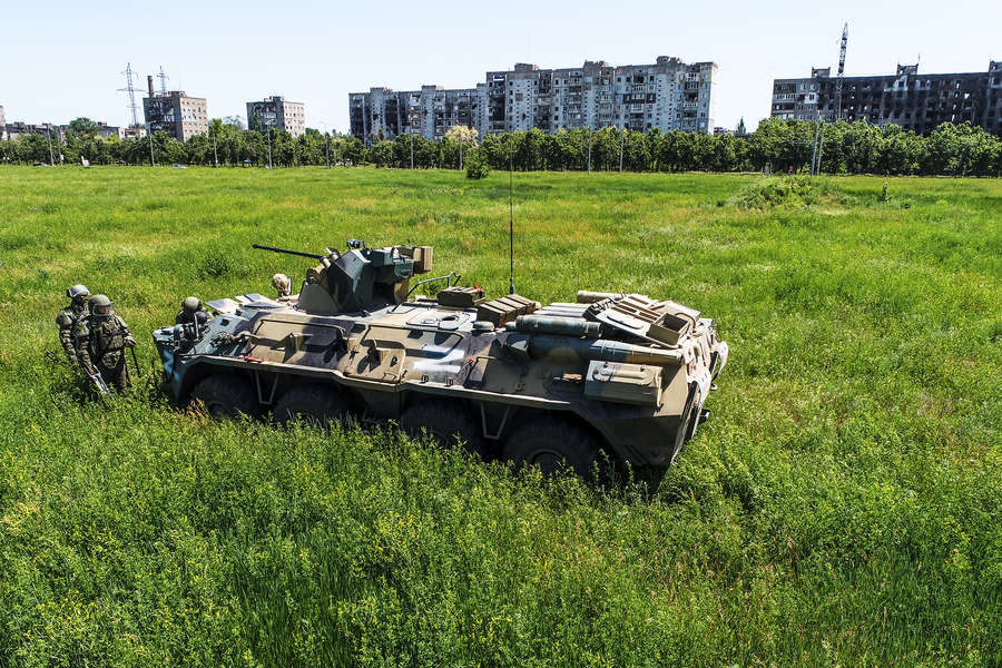 Военнослужащие Народной милиции ДНР около&nbsp;БТР-82А на&nbsp;окраине Мариуполя, июнь 2022&nbsp;года