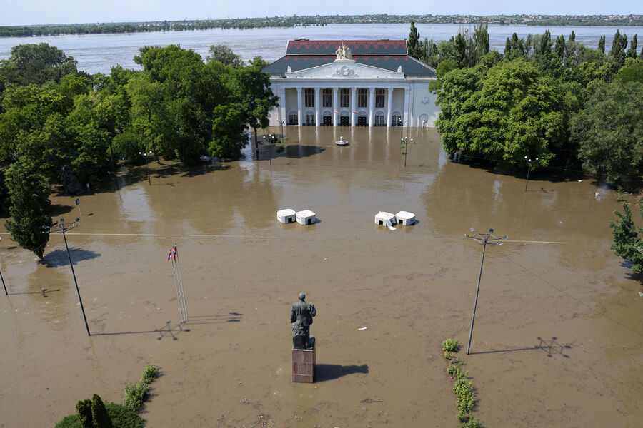 Подтопление Дома культуры после разрушения задвижек на&nbsp;Каховской ГЭС, 6&nbsp;июня 2023&nbsp;года