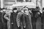 Руководители партии и правительства Лаврентий Берия (1 справа), Георгий Маленков (1 слева), Вячеслав Молотов (3 слева), Николай Булганин (4 слева) и Лазарь Каганович (5 слева) несут гроб с телом Иосифа Сталина, 1953