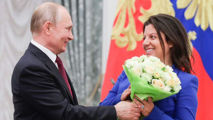 Президент России Владимир Путин и главный редактор телеканала RT и МИА &laquo;Россия сегодня&raquo; Маргарита Симоньян, награжденная орденом Александра Невского, на&nbsp;церемонии вручения государственных наград РФ в&nbsp;Кремле, 23 мая 2019 года 