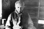 Пабло Пикассо работает над керамикой в своей студии в Валлорисе, 1948 год