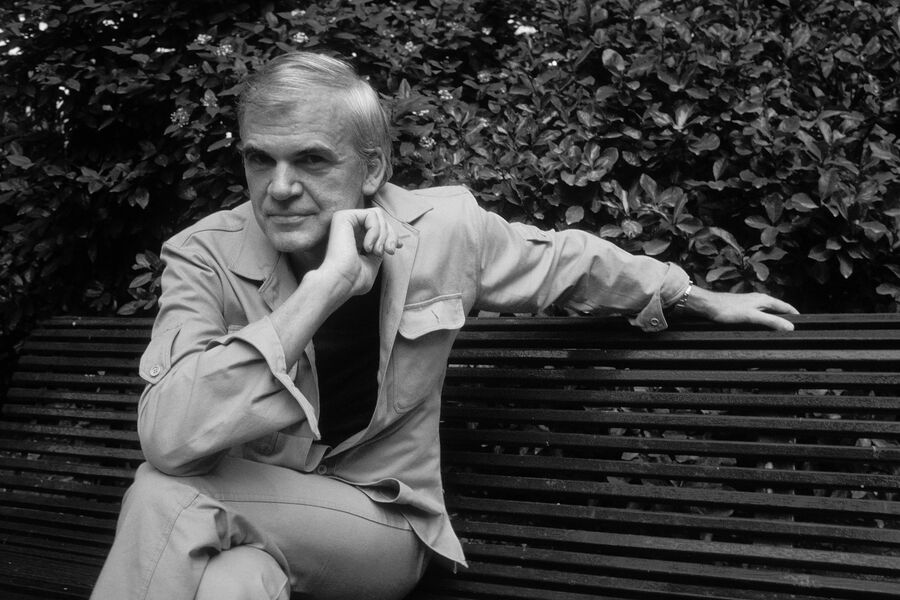 <b>Милан Кундера (1 апреля 1929 &mdash; 12&nbsp;июля 2023)</b> &mdash; чешский и французский писатель-прозаик, переводчик, поэт, драматург. Самые известные работы автора &mdash; «Невыносимая легкость бытия», «Шутка», «Книга смеха и забвения», «Вальс на&nbsp;прощание» и многие другие. Роман «Книга смеха и забвения» представлен в&nbsp;1978 году. За&nbsp;эту книгу в&nbsp;1979 году чехословацкое правительство лишило писателя гражданства. С&nbsp;1981 года Кундера был французским гражданином. Тем не менее в&nbsp;2019 году Кундере вернули чешское гражданство.
