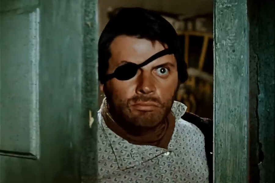 <b>«Двенадцать стульев» (1976)</b>
<br><br>
Еще одна эпизодическая, но яркая роль Ширвиндта. В&nbsp;этой картине Марка Захарова, главную роль в&nbsp;которой сыграл Андрей Миронов, он появился в&nbsp;образе одноглазого председателя шахматного клуба в&nbsp;Васюках. Того самого, который обнаружил отсутствие ладьи на&nbsp;доске, что привело к&nbsp;драке и стремительному бегству Бендера и Ипполита Матвеевича от разъяренных шахматистов.
<br><br>
Кстати, Ширвиндт пробовался на&nbsp;роль Остапа Бендера у&nbsp;Леонида Гайдая в&nbsp;1971 году. Но роль тогда в&nbsp;итоге ушла к&nbsp;Арчилу Гомиашвили. А в&nbsp;1974 году, на&nbsp;юбилейном вечере по&nbsp;случаю 50-летия Театра сатиры, актер все же выступил в&nbsp;роли Бендера — в&nbsp;своей расслабленной вальяжной манере.
