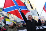 Участники «Русского марша за Новороссию»» в День народного единства во время шествия от станции метро «Октябрьское поле» до «Щукинской»