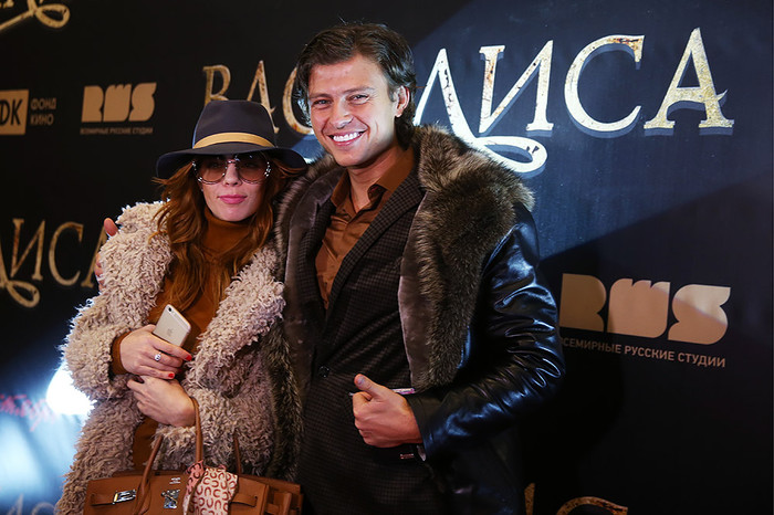 Певцы Анастасия Стоцкая и Прохор Шаляпин на премьере фильма режиссера Антона Сиверса «Василиса» в кинотеатре «Октябрь»
