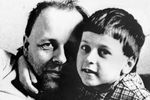В&nbsp;1968 году он выпустил брошюру «Размышление о&nbsp;прогрессе, мирном сосуществовании и интеллектуальной свободе». Опубликованная во многих странах, она приковала внимание мировой общественности и к&nbsp;проблемам разоружения, и к&nbsp;самой личности Сахарова. На&nbsp;фото: Андрей Сахаров с&nbsp;сыном Димой (1963 год)