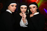 Участницы группы Serebro: Марина Лизоркина, Елена Темникова и Ольга Серябкина (слева направо) на праздновании Хэллоуина в клубе «Арма 17», 2008 год