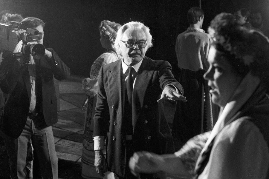 Режиссер-постановщик, народный артист СССР Сергей Бондарчук (в центре) во время репетиции оперы П.И.Чайковского &laquo;Мазепа&raquo; в&nbsp;1987 году