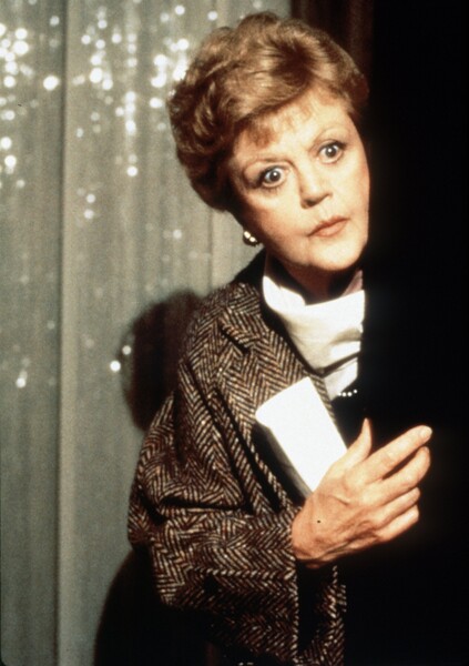 <b>«Она написала убийство» (сериал, 1984 &mdash; 1996)</b>
<br><br>
Свою самую звездную роль Анджела Лэнсбери играла в&nbsp;течение 12&nbsp;лет. В&nbsp;сериале она воплотила образ писательницы, автора детективов Джессики Флетчер, которой постоянно приходится помогать полиции в&nbsp;расследовании убийств.
<br><br>
Сериал принес ей десять номинаций на&nbsp;«Золотой Глобус» и четыре победы, а также 12&nbsp;номинаций на&nbsp;«Эмми», со временем она стала продюсером и исполнительным продюсером проекта. После окончания сериала на&nbsp;экраны вышли еще четыре полнометражных телефильма о&nbsp;приключениях Джессики Флетчер.
