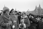 Летчик-космонавт Алексей Леонов (в центре) и дикторы Центрального телевидения Нонна Бодрова (справа) и Валентина Леонтьева (слева) на гостевых трибунах Красной площади во время празднования 60-летия Великого Октября, 1977 год