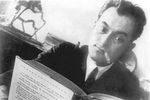 Евгений Петров с книгой «Золотой теленок» в нью-йоркском издании. Фото Е. Лангмана<br><br>
Фотография из книги Ильфа и Петрова «Даешь Москву!» издательства «Эксмо»