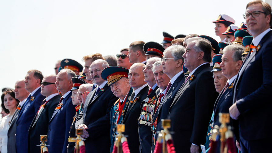 Президент России Владимир Путин (в центре), ветераны и главы государств, приглашенные на&nbsp;военный парад, во время военного парада на&nbsp;Красной площади, посвященного 75-й годовщине Победы в&nbsp;Великой Отечественной войне, 24 июня 2020 года 